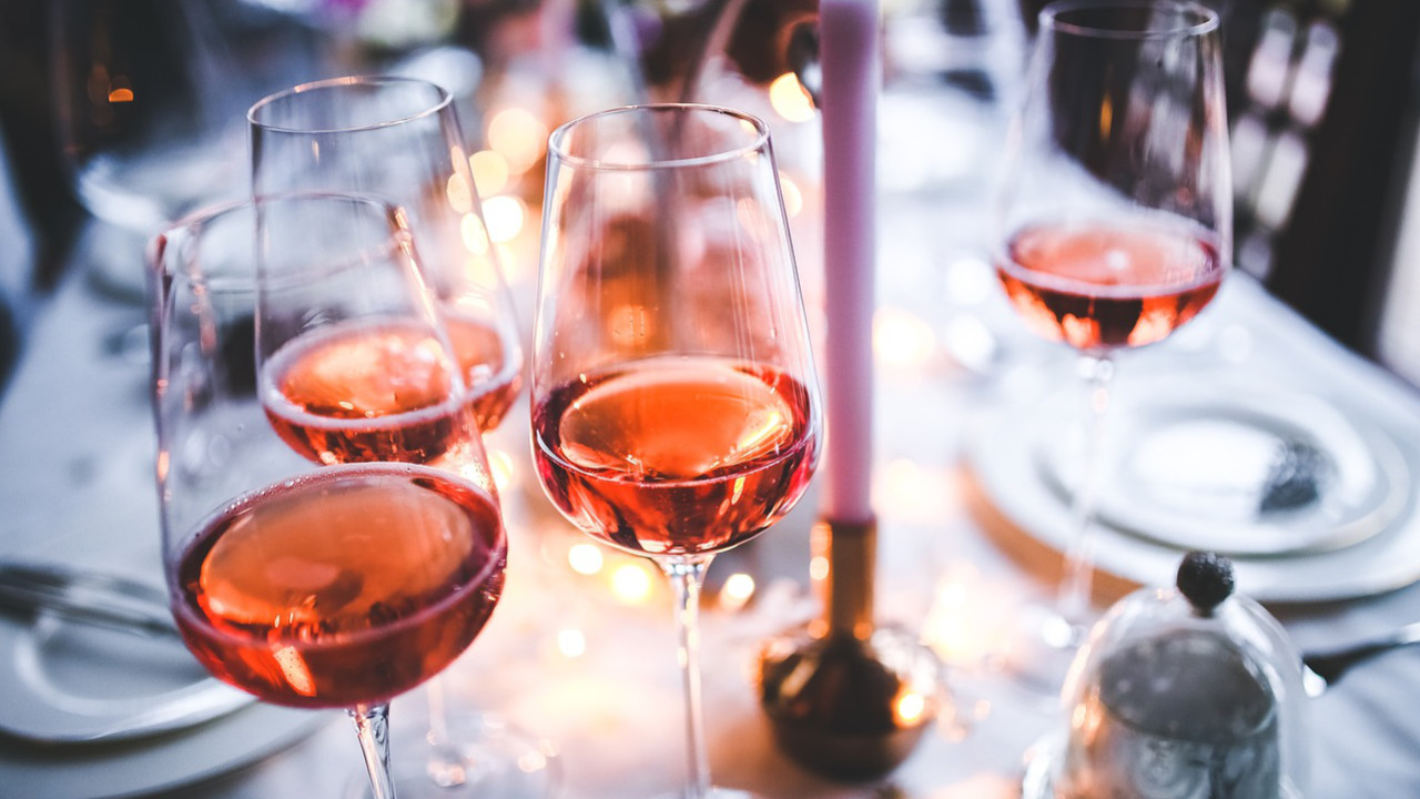 Il vino rosè: origine, vinificazione e consigli del sommelier